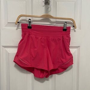 Lululemon Hotty Hot High-Rise Short HR 2.5" Lip Gloss Size 2